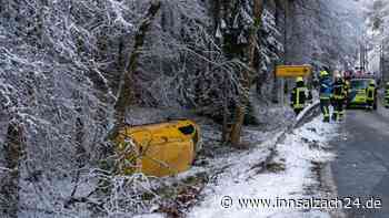 Paketauto rutscht bei Truchtlaching in Graben – Insassen verletzt