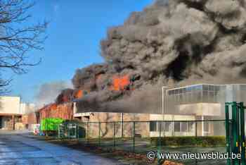 Zware brand bij metaalbedrijf in Limburg: politie sluit straten af, rookpluim van ver te zien