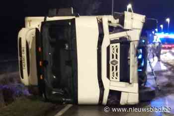 Vrachtwagen kantelt bij uitrijden kmo-zone