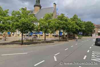 Druk kruispunt afgesloten voor weghalen kerstboom en verlichting