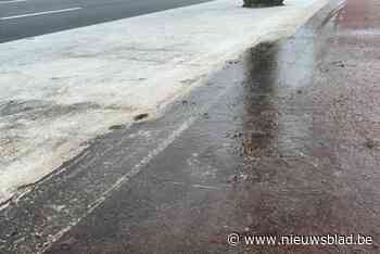 Vrouw glijdt met wagen in de gracht