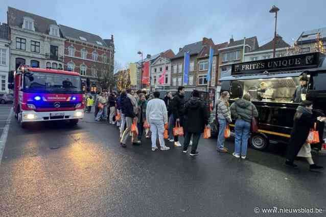 Brandweer steunt blokkende studenten met warme wafels