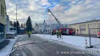 Brandalarm in der Traunreuter Straße in Waldkraiburg – Einsatz läuft weiterhin