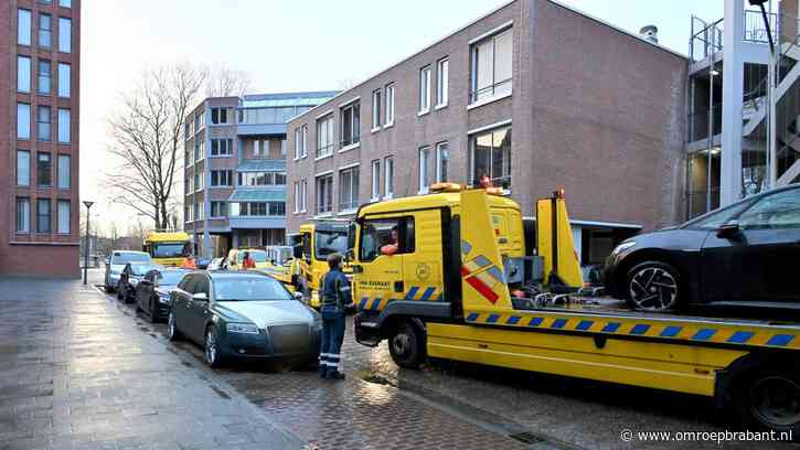 Tientallen autobanden lekgestoken in centrum van deze stad