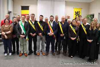Nieuw gemeentebestuur van start. Ontevreden oud-burgemeester verdwijnt nog voor fotomoment