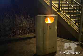 Prullenbak in brand bij station