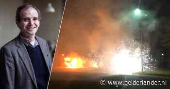 Burgemeester woest nadat ‘zijn’ brandweermannen met vuurwerk zijn bekogeld: ‘De pijl kwam recht op hem af’