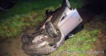 Bestuurder gewond nadat auto ondersteboven in sloot belandt