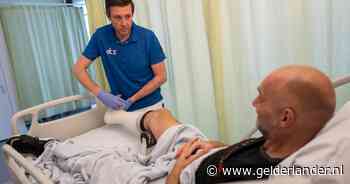 Jeroen (50) doet één trap en belandt op het asfalt, even later krijgt hij gips om zijn voet van Matthijs