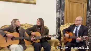 VIDEO | Gualtieri nell'anomalo trio con le Stereotipe, gli stornelli per il Giubileo sono virali