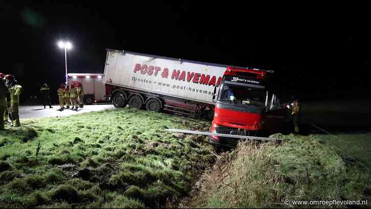 Rutten - Vrachtwagen rijdt sloot in door spekgladde weg, chauffeur gewond