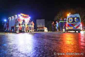 Gladheid zorgt voor vrachtwagenongeluk, chauffeur naar ziekenhuis