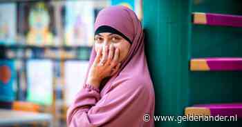 Soesoe zwoer make-up af en geeft mannen geen hand meer: ‘Nu ik bedekt ben vind ik mezelf veel mooier’