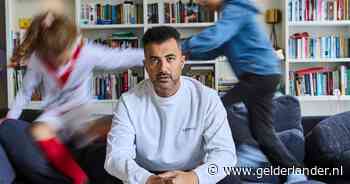 Plotseling stond mijn moeder met een strenge blik in de woonkamer