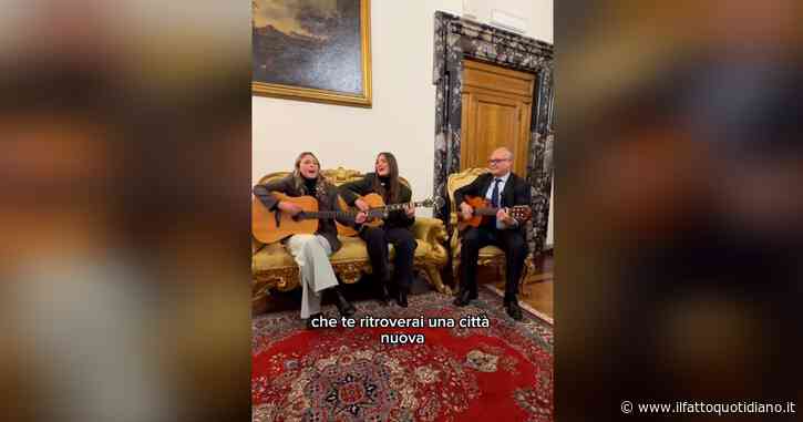 La “canzone ufficiale” per il Giubileo di Roma: “Città piena di cantieri”. Ma poi spunta Gualtieri: il curioso trio – Video