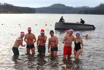 300 mensen nemen nieuwjaarsduik in Terhills: “Oma doet ook mee”