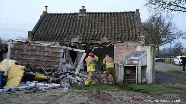 Tractor ramt oud huisje, pand deels ingestort