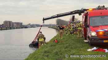 Auto te water in Gouda: bestuurder met spoed naar ziekenhuis