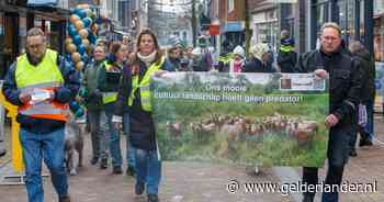 Groep bezorgde burgers voert actie tegen wolf in Ede: ‘We kunnen Nederland toch niet vol rasters zetten voor één dier’