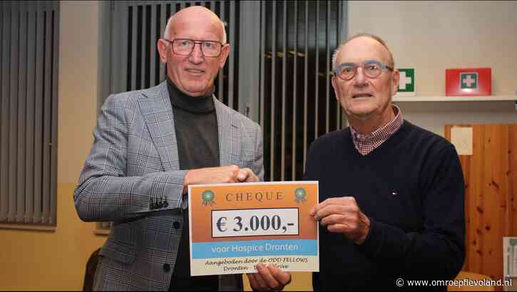 Dronten - Cheque van bridgespelers voor hospice