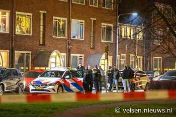 Politieactie in Velsen-Noord, agenten in kogelwerende in actie