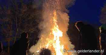 Burgemeester kijkt toe als brandweer Mook en Middelaar barbecuefeestje houdt met 300 kerstbomen