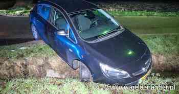 Auto met gezin belandt in greppel in Wekerom en komt met de schrik vrij