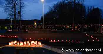 Grote drukte bij stille tocht door centrum van Doesburg voor overleden Joep (18) en Sebas (20)