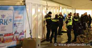 Jongeren rond Nijkerkse ijsbaan bekogelen politie met vuurwerk