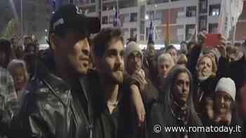 VIDEO | Roma in presidio in solidarietà della coppia gay aggredita. Le voci e le immagini della piazza