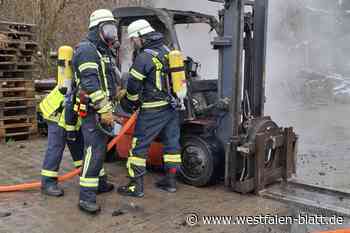 Gabelstapler steht in Flammen