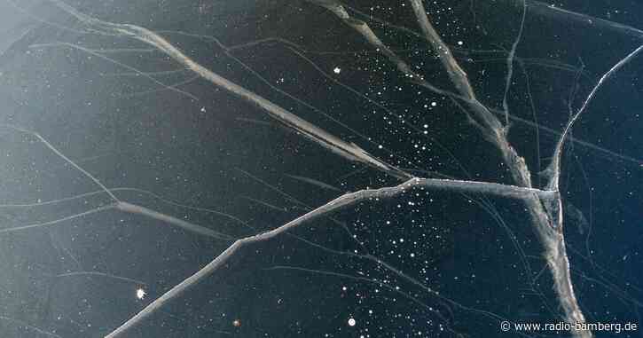 Mädchen bricht in Oberbayern in zugefrorenen See ein