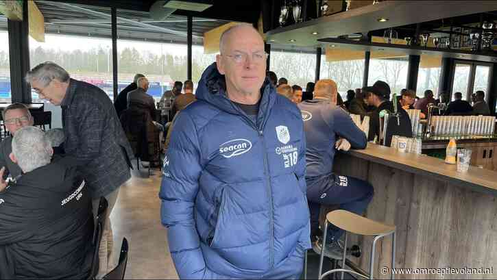 Urk - 'Voetbalpensionado' Hoekman moet SV Urk in Derde Divisie houden: 'Ik ga van nul naar 300'
