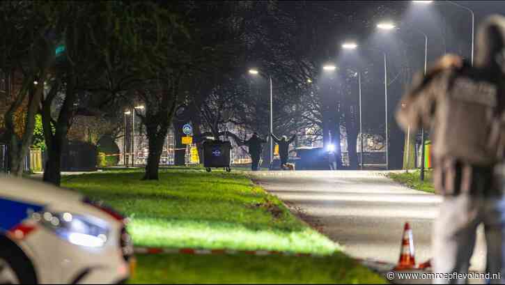 Almere - Arrestatieteam doet aanhouding in Almere Stad, mogelijk na vechtpartij