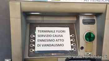 Colla sui tasti e bancomat fuori servizio