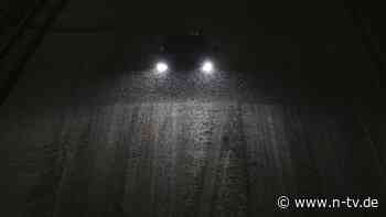 Spiegelglatte Straßen: Polizeiauto überschlägt sich auf der A81