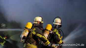 Großeinsatz der Feuerwehr in Traunwalchen: Garage in Vollbrand - über 100.000 Euro Schaden