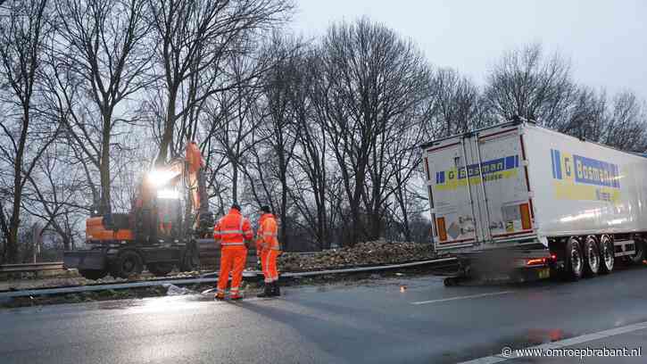 A17 tot ver in de middag dicht: vrachtwagen met suikerbieten kantelt