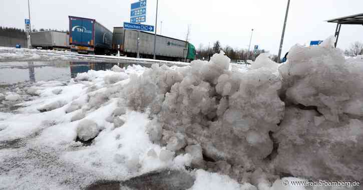 Glätte sorgt für Unfälle und gestrichene Flüge in Bayern