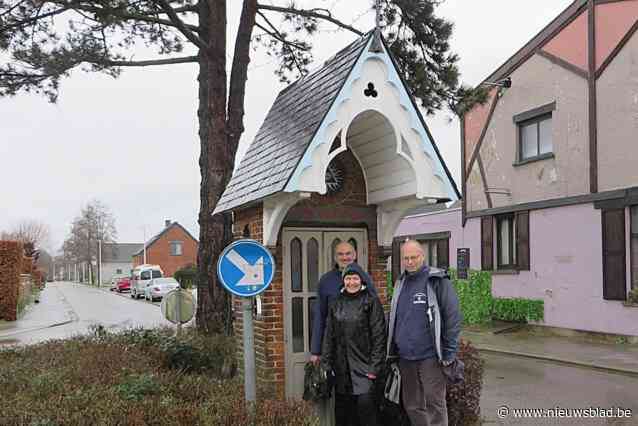 Wandelaars stappen Wintertochten in hondenweer
