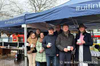 Inwoners vieren het nieuwe jaar met warmte en gezelligheid op het dorpsplein