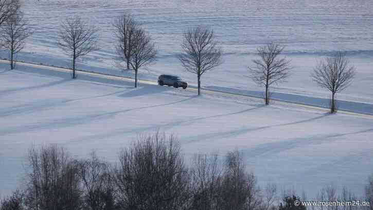 Glatteis und Schnee bringen Verkehr in Bayern durcheinander: Flugausfälle und Polizeiauto überschlägt sich