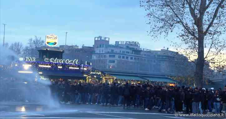 Roma-Lazio, fumogeni e petardi davanti allo stadio Olimpico: la polizia usa l’idrante per fermare i tifosi – Video