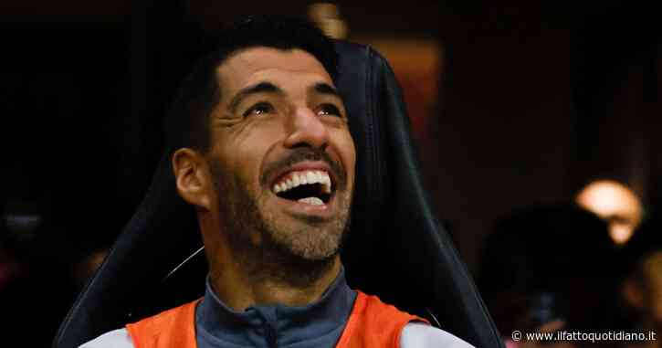 Un uomo voleva impiccarsi, Luis Suarez lo salva: così l’attaccante chiamato dalla polizia riesce a evitare il suicidio