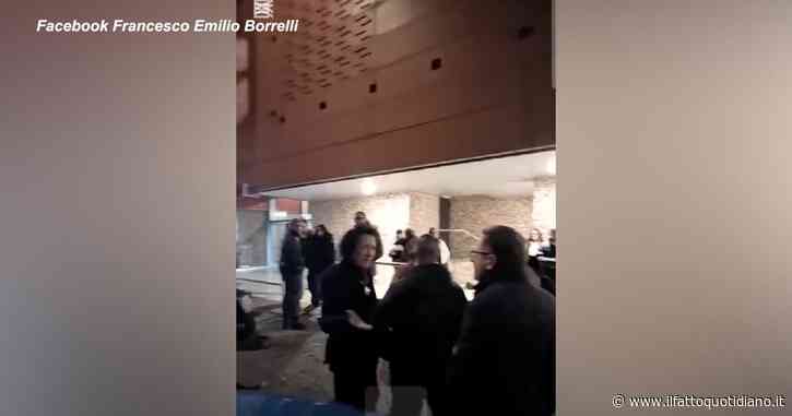 Parcheggia sulle strisce e viene beccata da Borrelli (Avs): “Io sono la figlia di James Senese”. Poi lo aggredisce. E il musicista si scusa