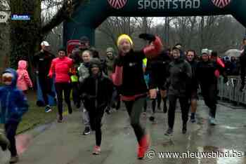 Moedige lopers rennen 10 kilometer door Ekeren voor appelbollenloop, ondanks slechte weer