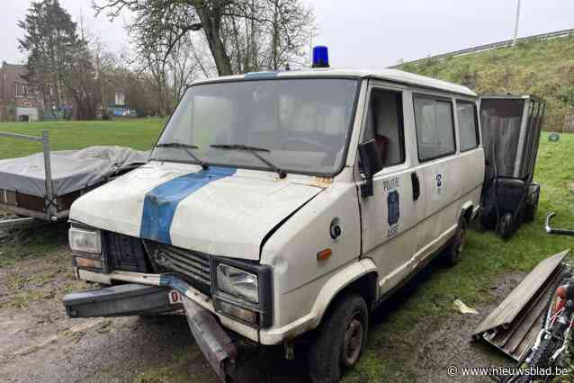 Oude politiewagen met bijzonder verhaal geveild: “Telkens opnieuw worden die wonden opengereten”
