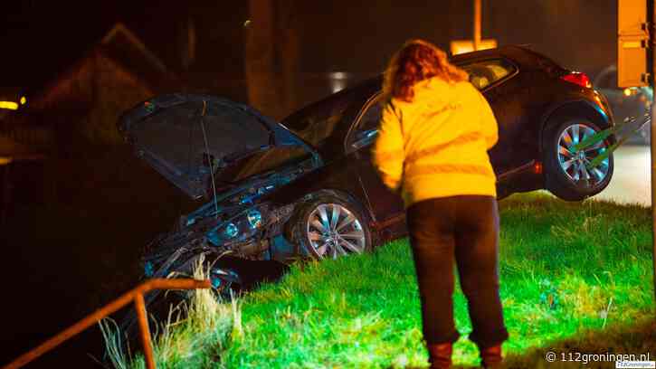 Voertuig raakt van de weg en komt in de sloot tot stilstand