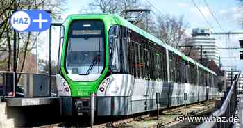 Ein Mensch eingeklemmt: Auto rammt Stadtbahn in Hannover-Leinhausen