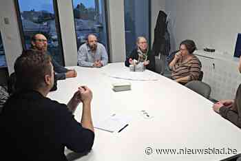 Actiecomité tegen windmolens in Pelt overhandigt ruim 600 bezwaarschriften op het gemeentehuis